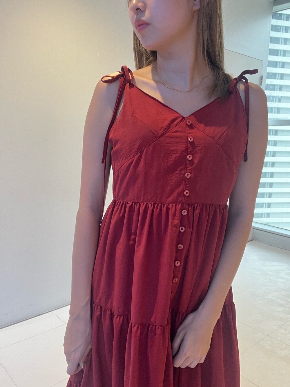 レッド系のワンピース、シルバー系のブーツを着用したレディースの夏コーディネートの4枚目の写真