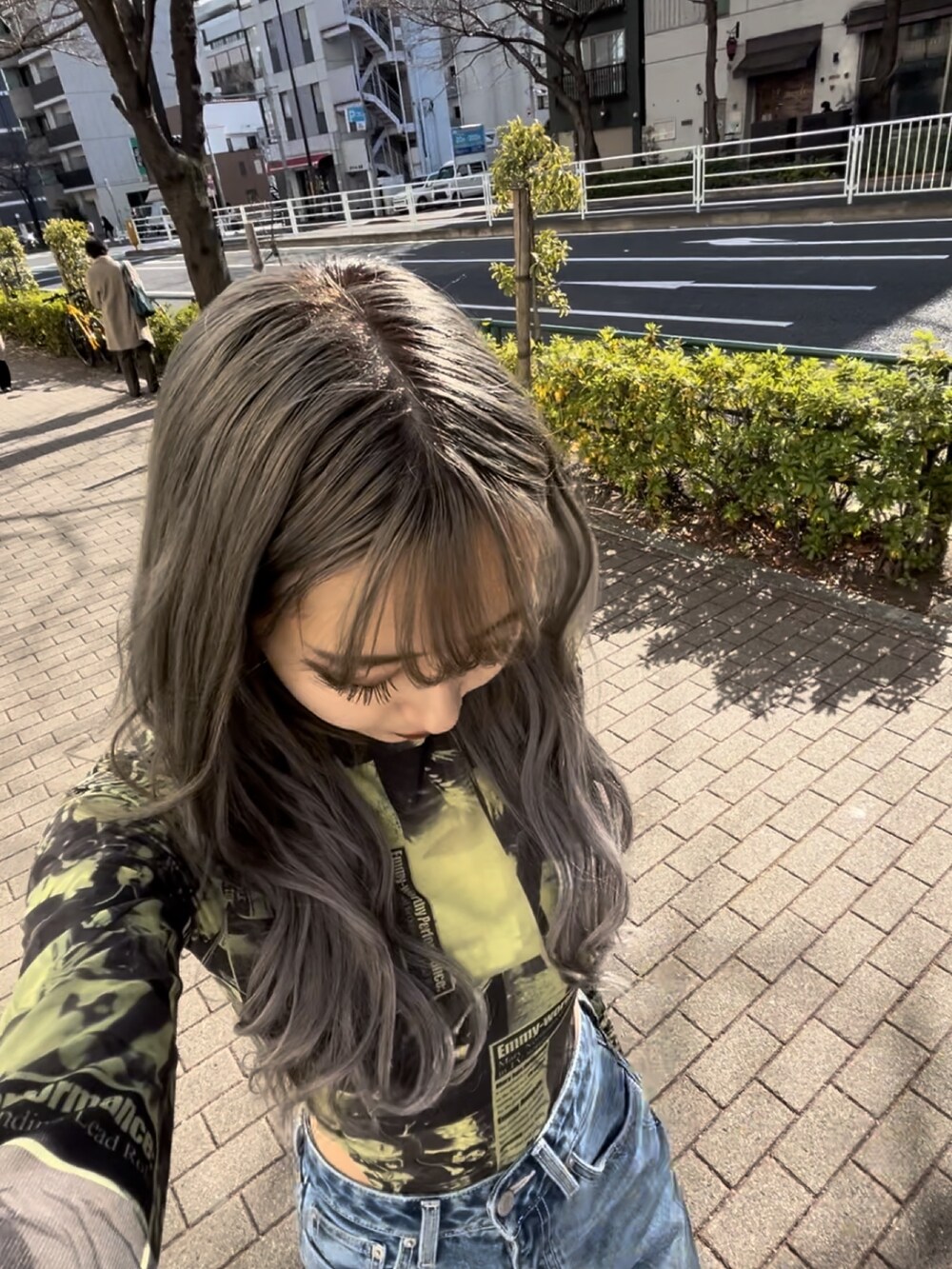 シルバー系のブーツ、ブルー系のデニムパンツ、イエロー系のTシャツ/カットソーを着用したレディースの冬コーディネートの7枚目の写真