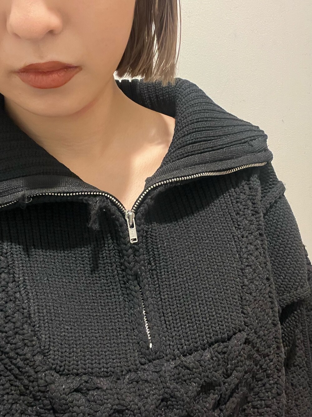 ピンク系のデニムパンツ、ブラック系のニット/セーター、ブルー系のショルダーバッグを着用したレディースの冬コーディネートの4枚目の写真