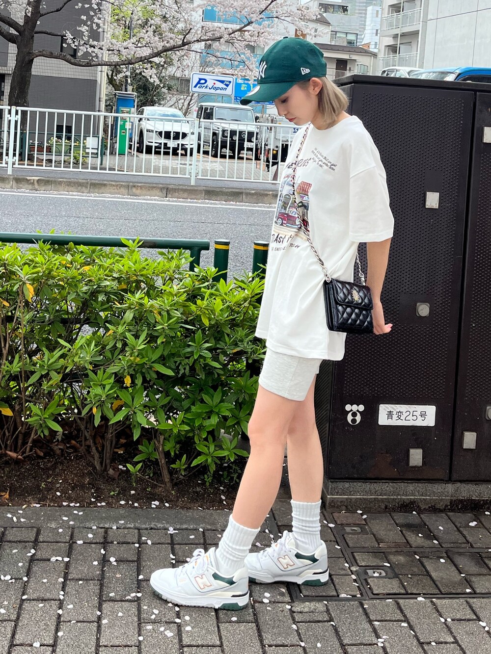 ブラック系のショルダーバッグ、ホワイト系のTシャツ/カットソー、グレー系のその他パンツを着用したレディースの春コーディネートの5枚目の写真