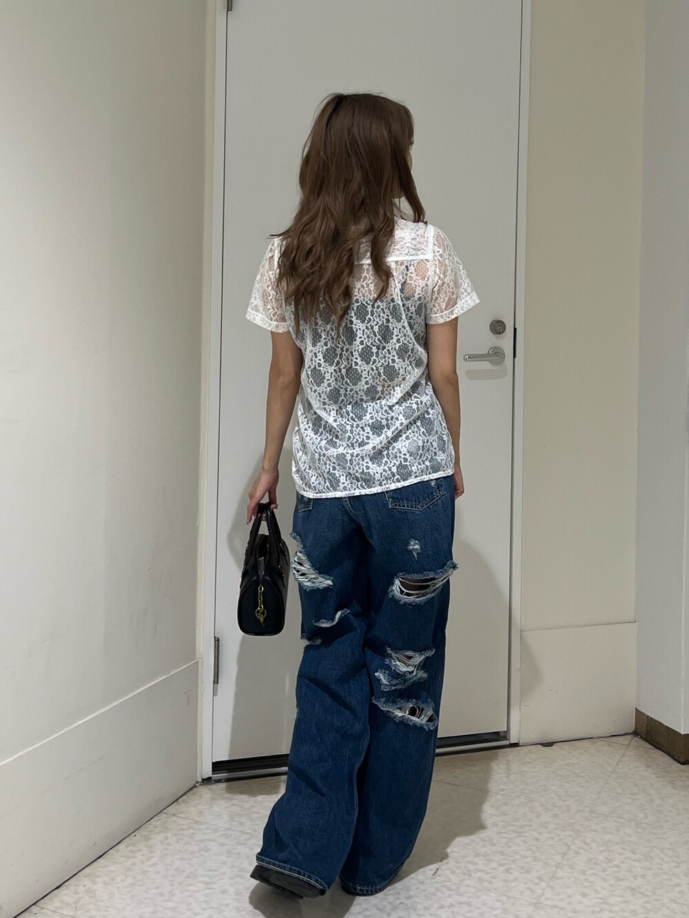 ホワイト系のシャツ/ブラウス、その他のショルダーバッグ、ブルー系のデニムパンツを着用したレディースの春コーディネートの3枚目の写真