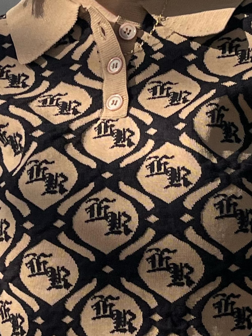 ブルー系のショルダーバッグ、ブルー系のデニムパンツ、ベージュ系のニット/セーターを着用したレディースの冬コーディネートの4枚目の写真