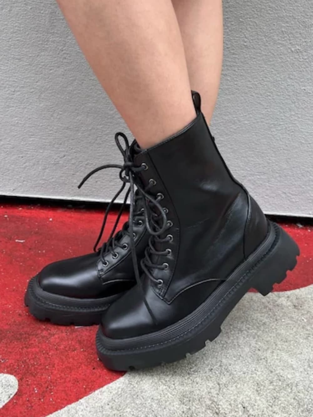 ブラウン系のハンドバッグ、ブラック系のサンダル、ブルー系のデニムスカートを着用したレディースの夏コーディネートの8枚目の写真