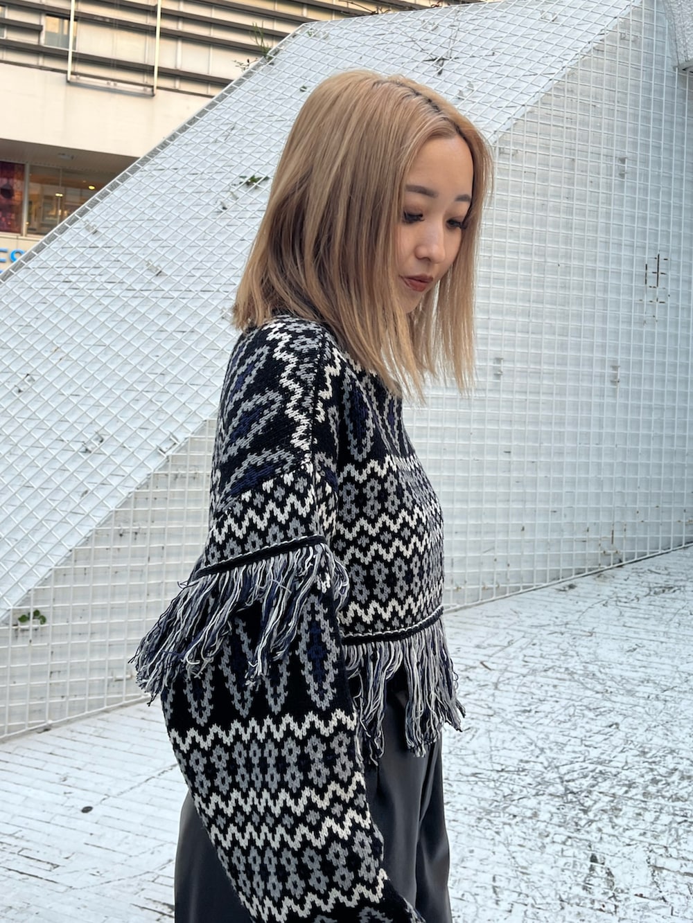 ブラック系のニット/セーター、ベージュ系のその他パンツ、ブラック系のブーツを着用したレディースの冬コーディネートの8枚目の写真