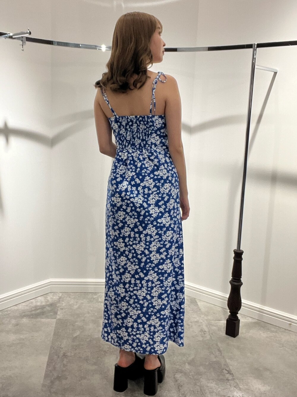 ブルー系のワンピース、ホワイト系のサンダルを着用したレディースの春コーディネートの5枚目の写真