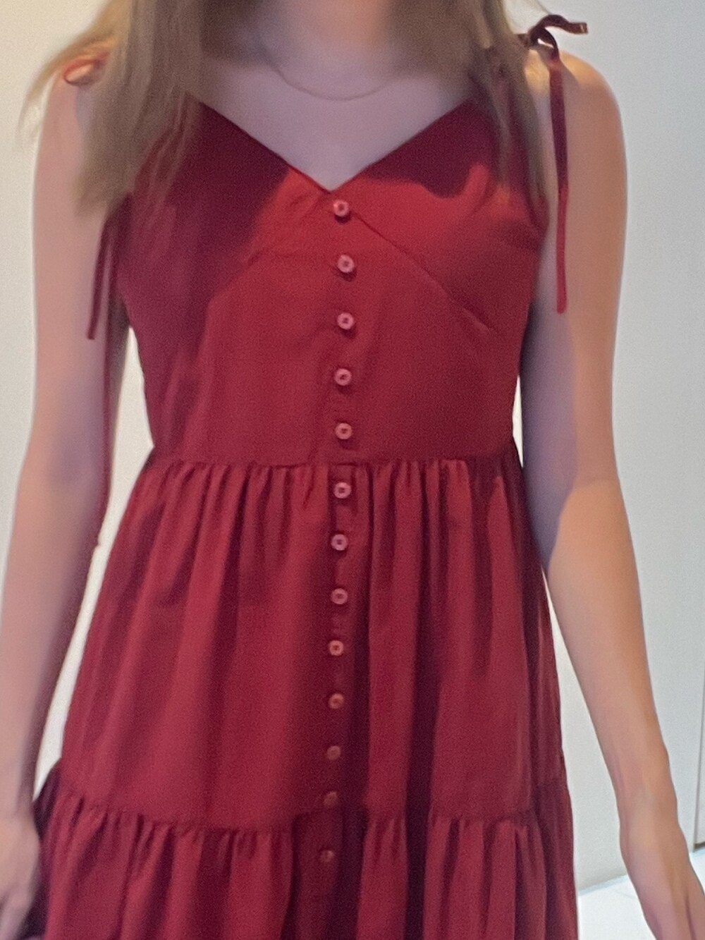 レッド系のワンピース、シルバー系のブーツを着用したレディースの夏コーディネートの7枚目の写真