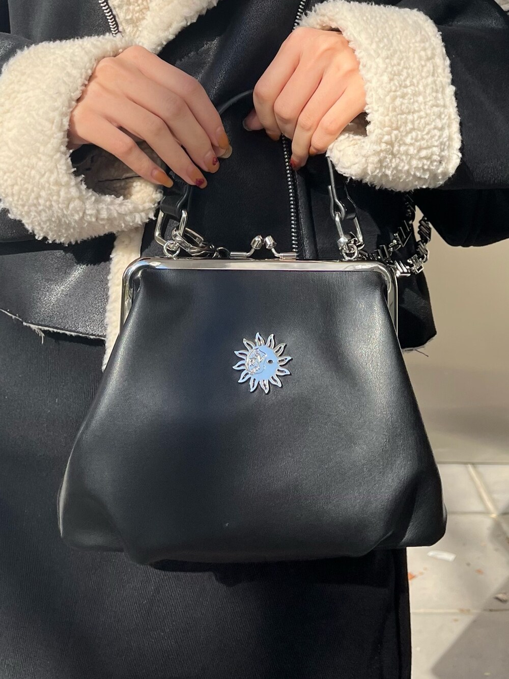 ブラック系のブルゾン、グレー系のTシャツ/カットソー、ブラック系のブーツを着用したレディースの冬コーディネートの5枚目の写真