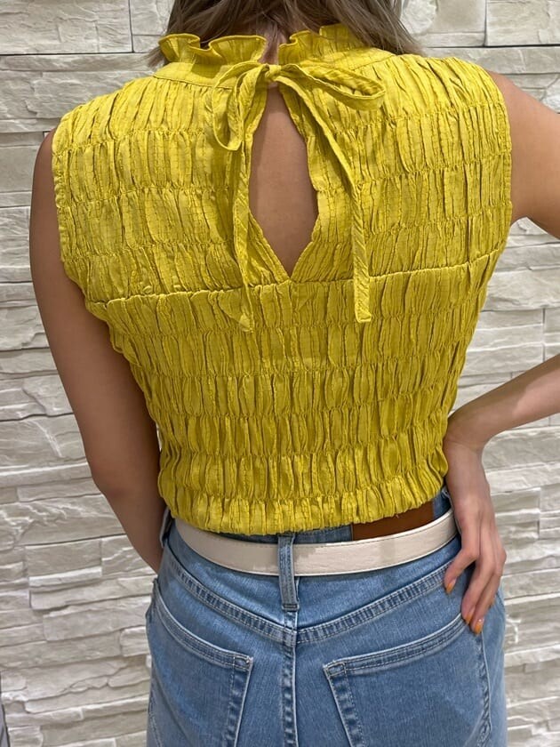 イエロー系のシャツ/ブラウス、ブラック系のサンダル、ブルー系のデニムパンツを着用したレディースの夏コーディネートの4枚目の写真