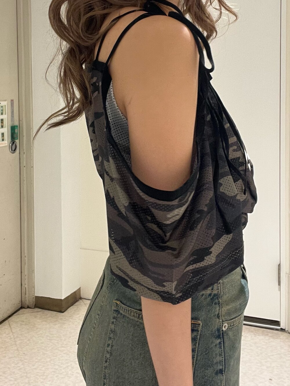 ブルー系のデニムパンツ、その他のTシャツ/カットソー、ブラック系のブーツを着用したレディースの春コーディネートの4枚目の写真