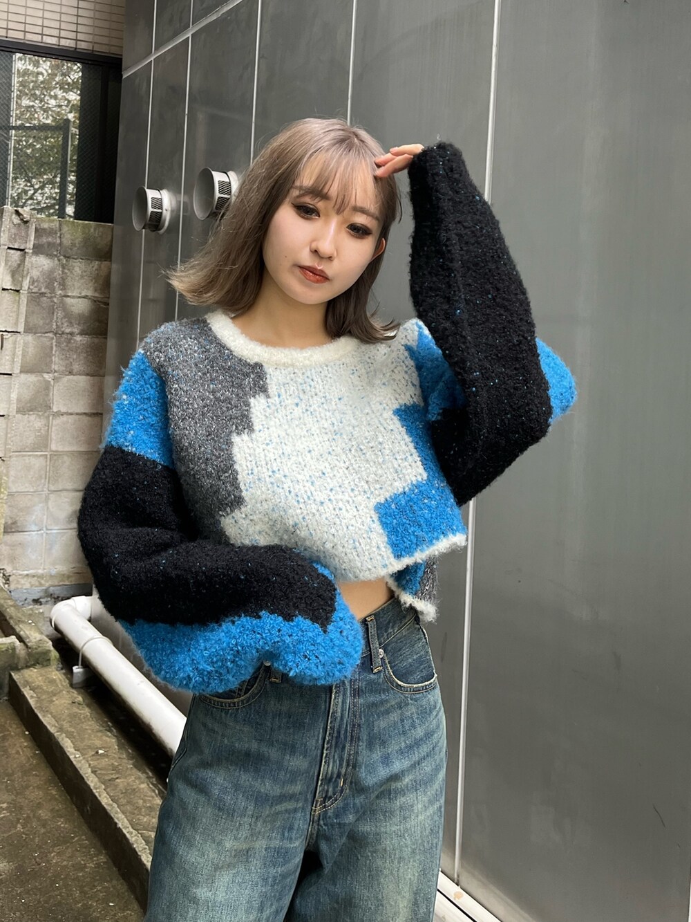 ブルー系のデニムパンツ、ブルー系のニット/セーターを着用したレディースの冬コーディネートの5枚目の写真