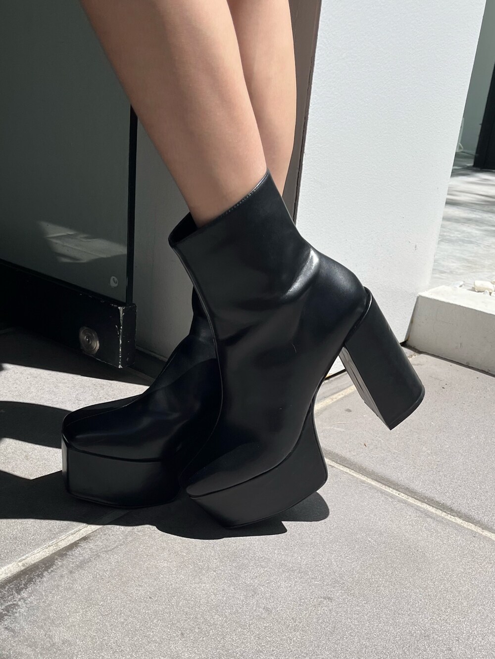 ブラック系のワンピースを着用したレディースの秋コーディネートの7枚目の写真