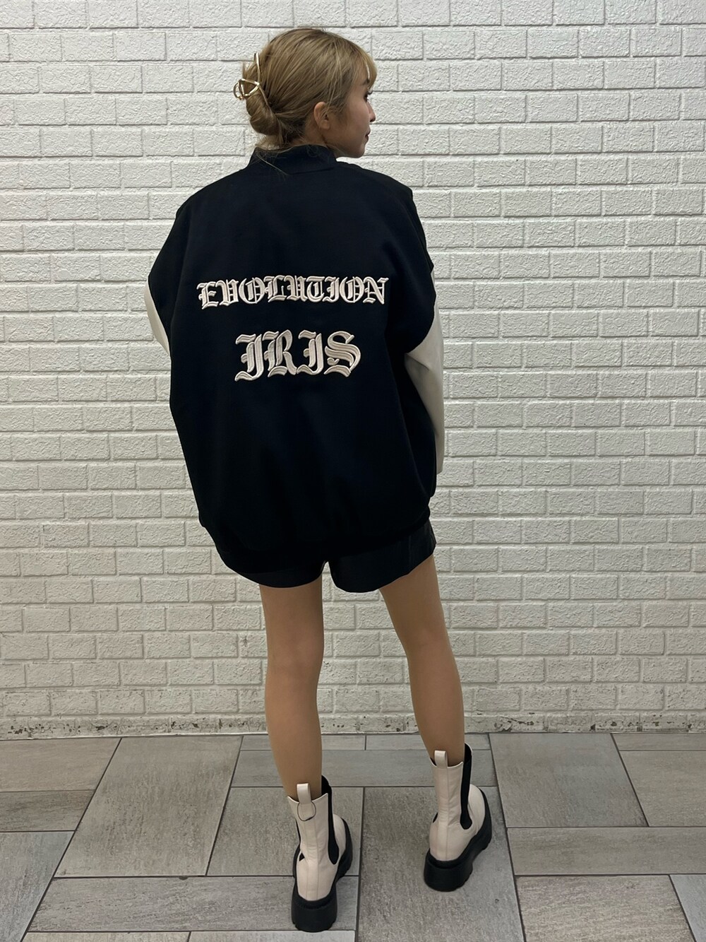 その他のスタジャン、ホワイト系のブーツ、ブラック系のその他パンツを着用したレディースの冬コーディネートの2枚目の写真