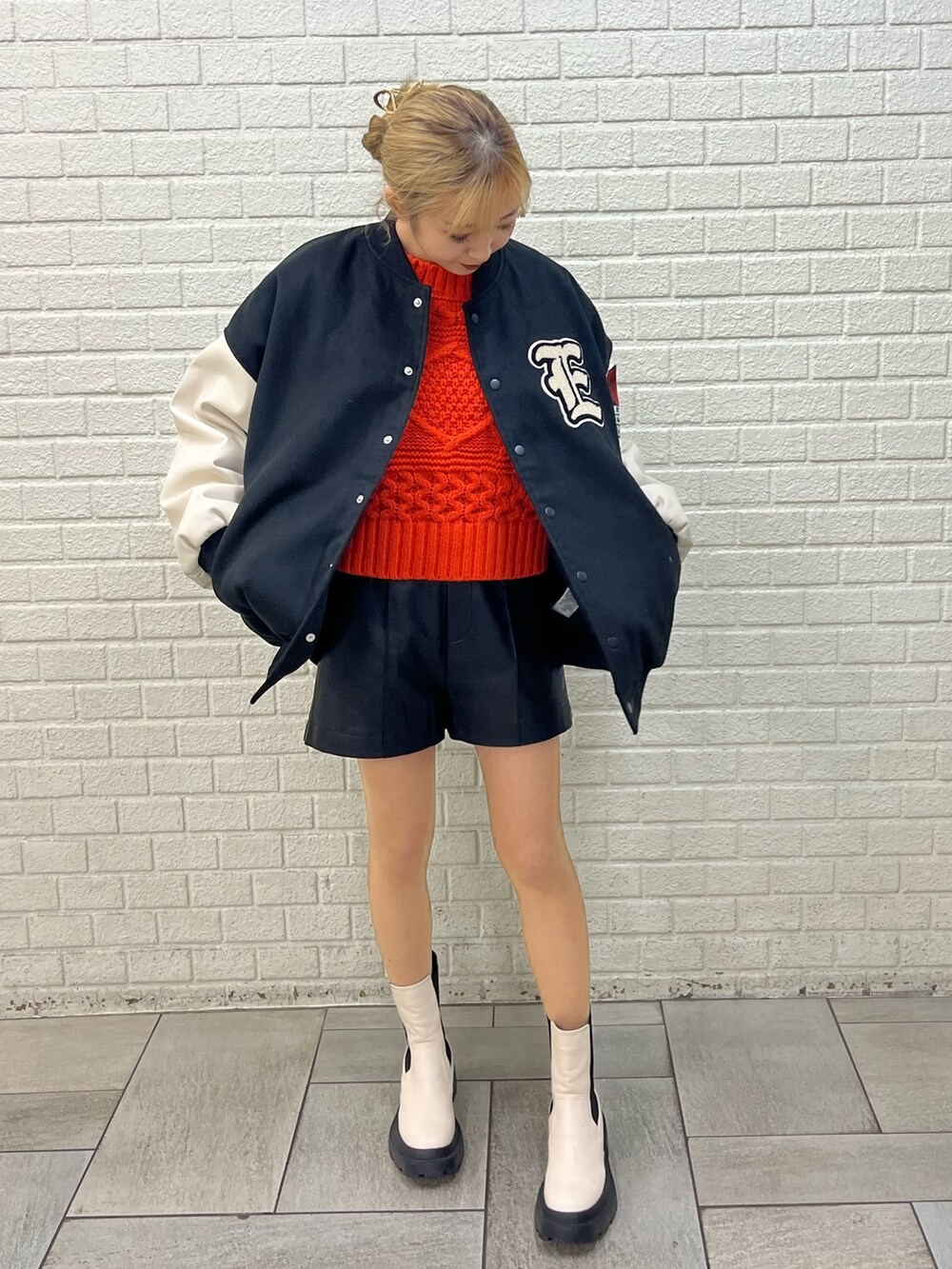 その他のスタジャン、ホワイト系のブーツ、ブラック系のその他パンツを着用したレディースの冬コーディネートの3枚目の写真