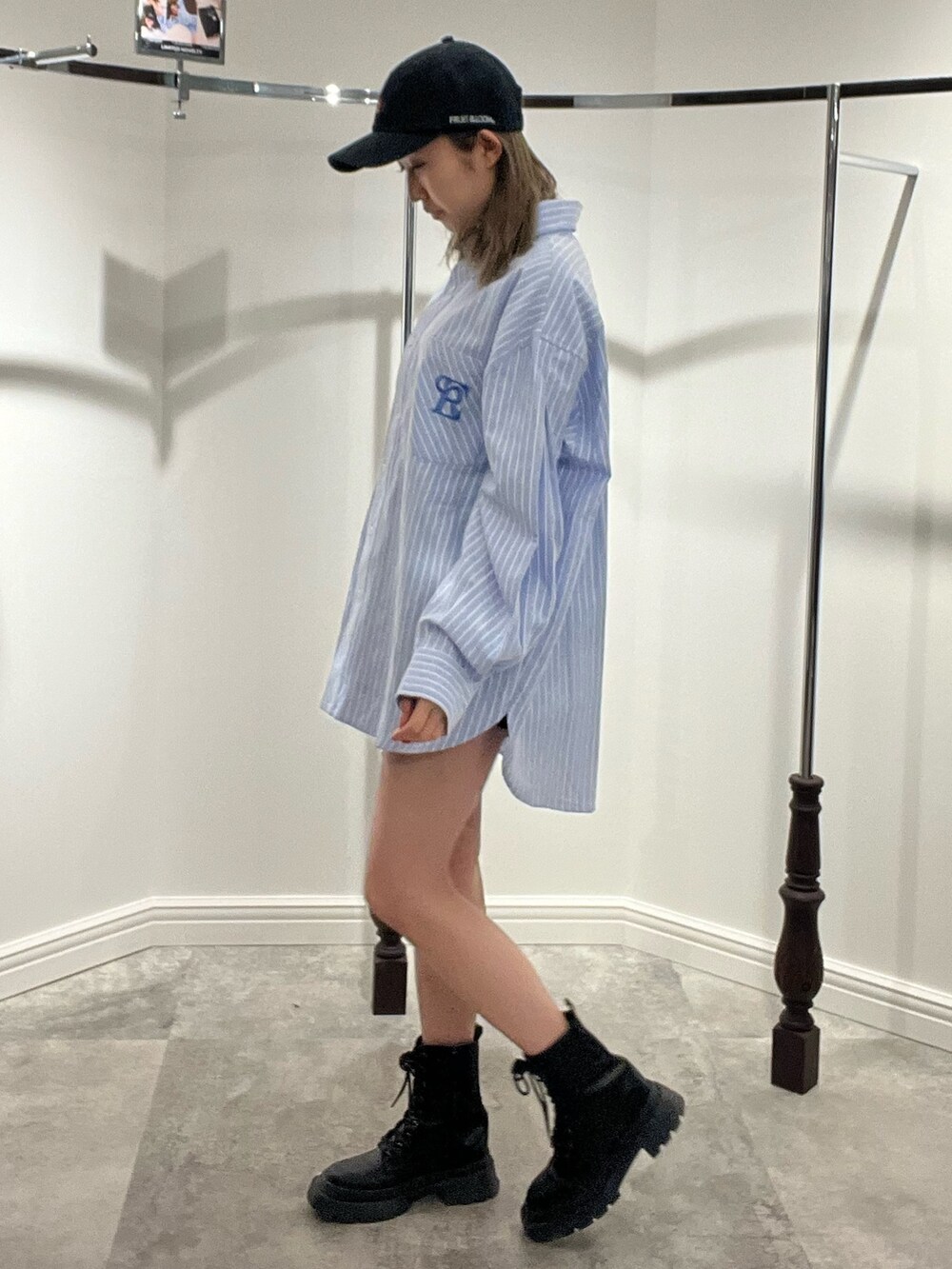 ホワイト系のシャツ/ブラウス、シルバー系のブーツを着用したレディースの春コーディネートの3枚目の写真