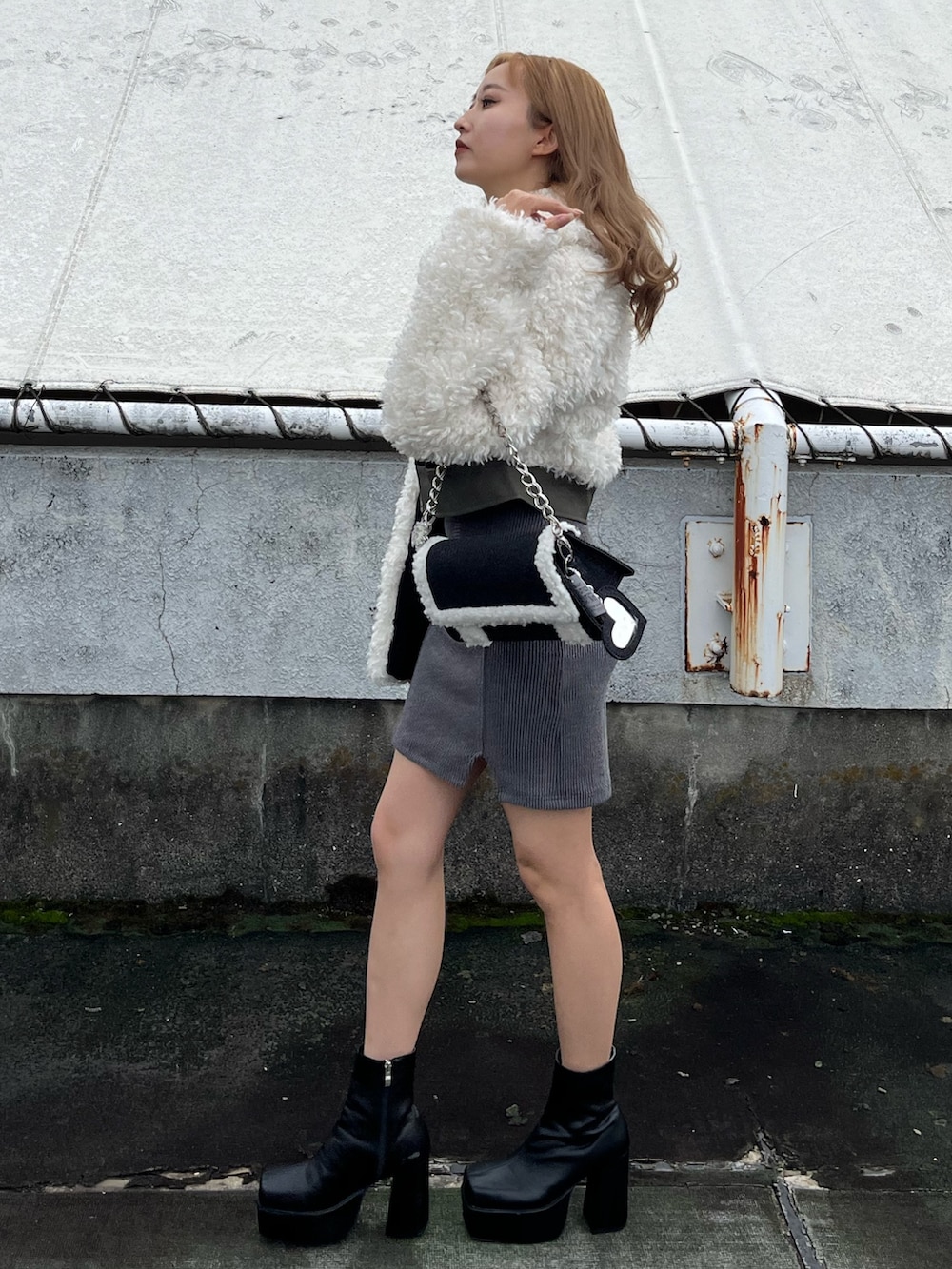 ホワイト系のブルゾン、グレー系のワンピース、ブルー系のショルダーバッグを着用したレディースの秋コーディネートの2枚目の写真