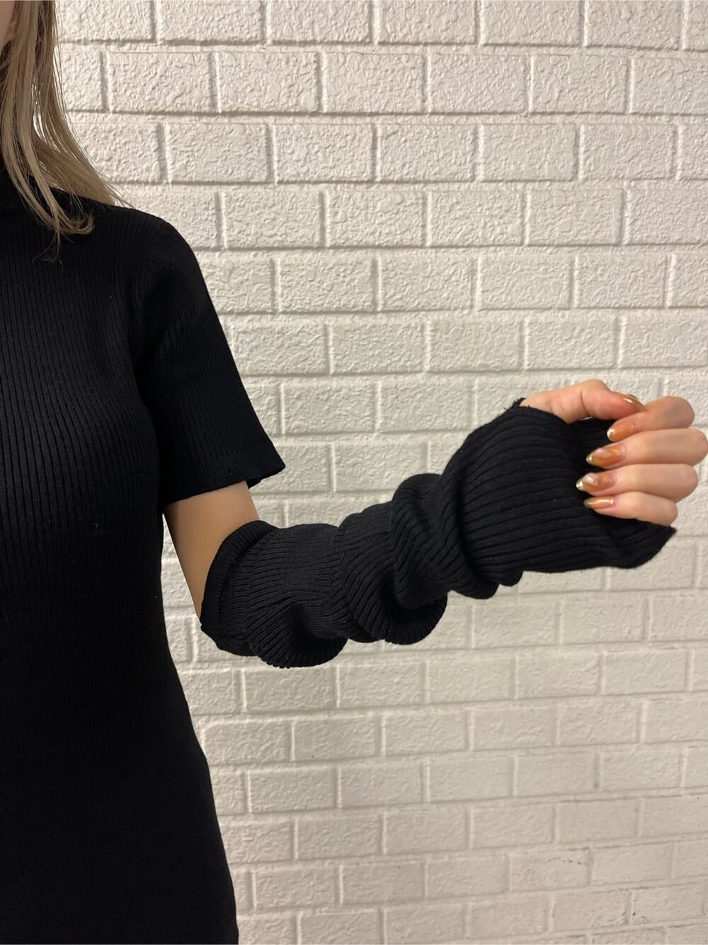 ブルー系のテーラードジャケット、ブラック系のワンピース、ブラック系のブーツを着用したレディースの秋コーディネートの5枚目の写真