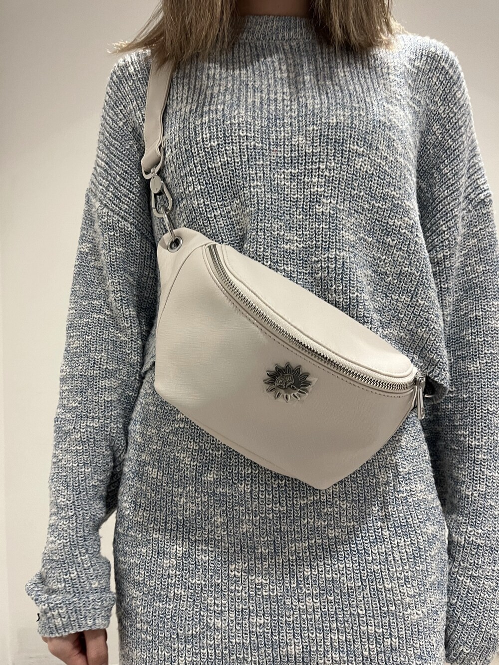 シルバー系のボディバッグ/ウエストポーチ、シルバー系のブーツ、ブルー系のワンピースを着用したレディースの春コーディネートの6枚目の写真