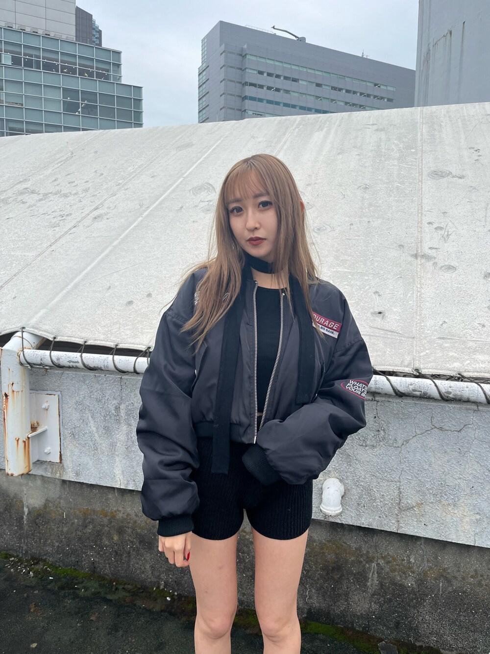 ブラック系のその他パンツ、ブラック系のブルゾン、ブラック系のTシャツ/カットソーを着用したレディースの秋コーディネートの3枚目の写真