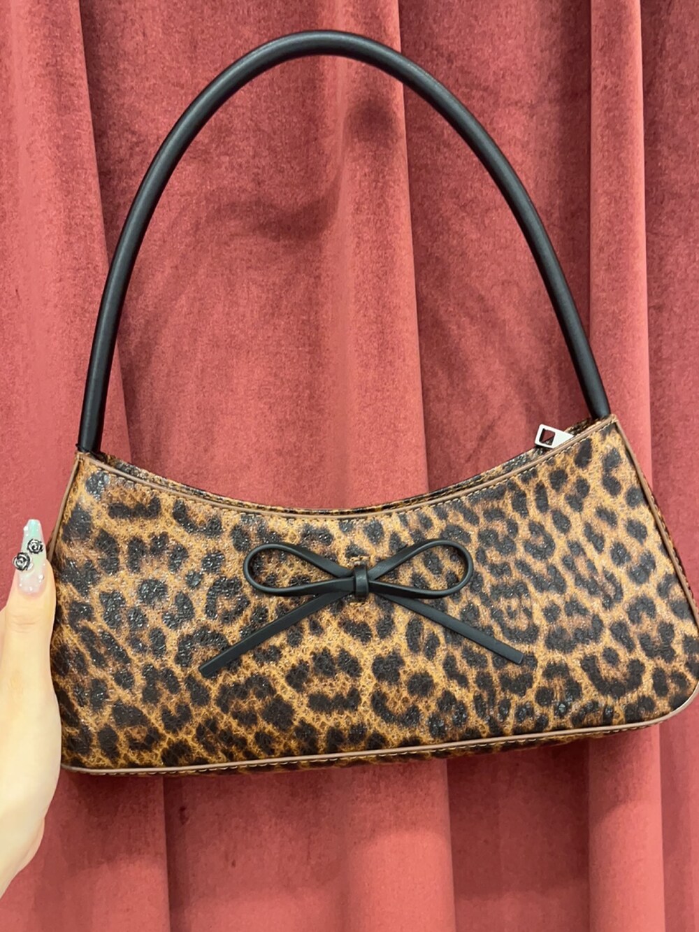 ホワイト系のシャツ/ブラウス、ブルー系のデニムパンツ、ブラウン系のハンドバッグを着用したレディースの夏コーディネートの7枚目の写真