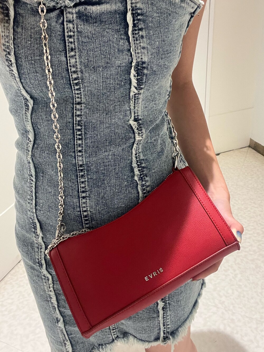 シルバー系のブーツ、ブルー系のワンピース、レッド系のショルダーバッグを着用したレディースの夏コーディネートの3枚目の写真