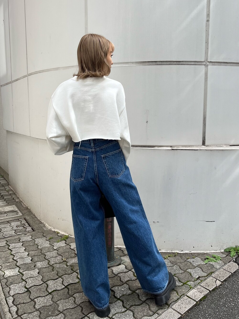 ブラック系のショルダーバッグ、ホワイト系のブーツ、ホワイト系のスウェットを着用したレディースの秋コーディネートの4枚目の写真