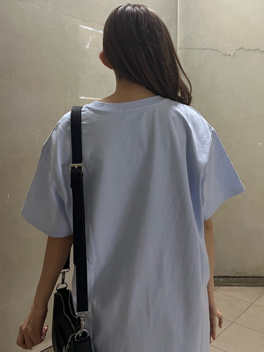 ブラック系のショルダーバッグ、ブラック系のブーツ、ブルー系のTシャツ/カットソーを着用したレディースの春コーディネートの5枚目の写真