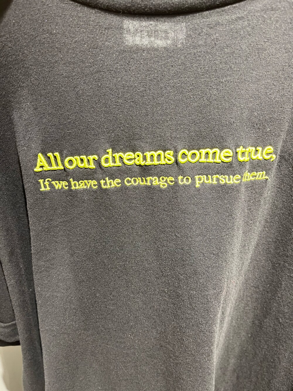 ブラック系のTシャツ/カットソー、ブラック系のブーツ、ブラック系のサングラスを着用したレディースの春コーディネートの7枚目の写真