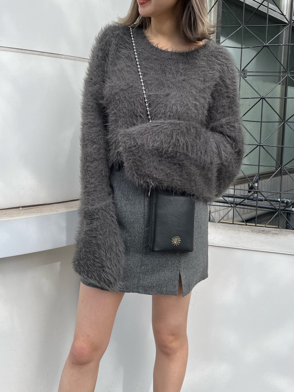 ブラック系のブーツ、ブラック系のショルダーバッグ、グリーン系のムートンコートを着用したレディースの冬コーディネートの9枚目の写真