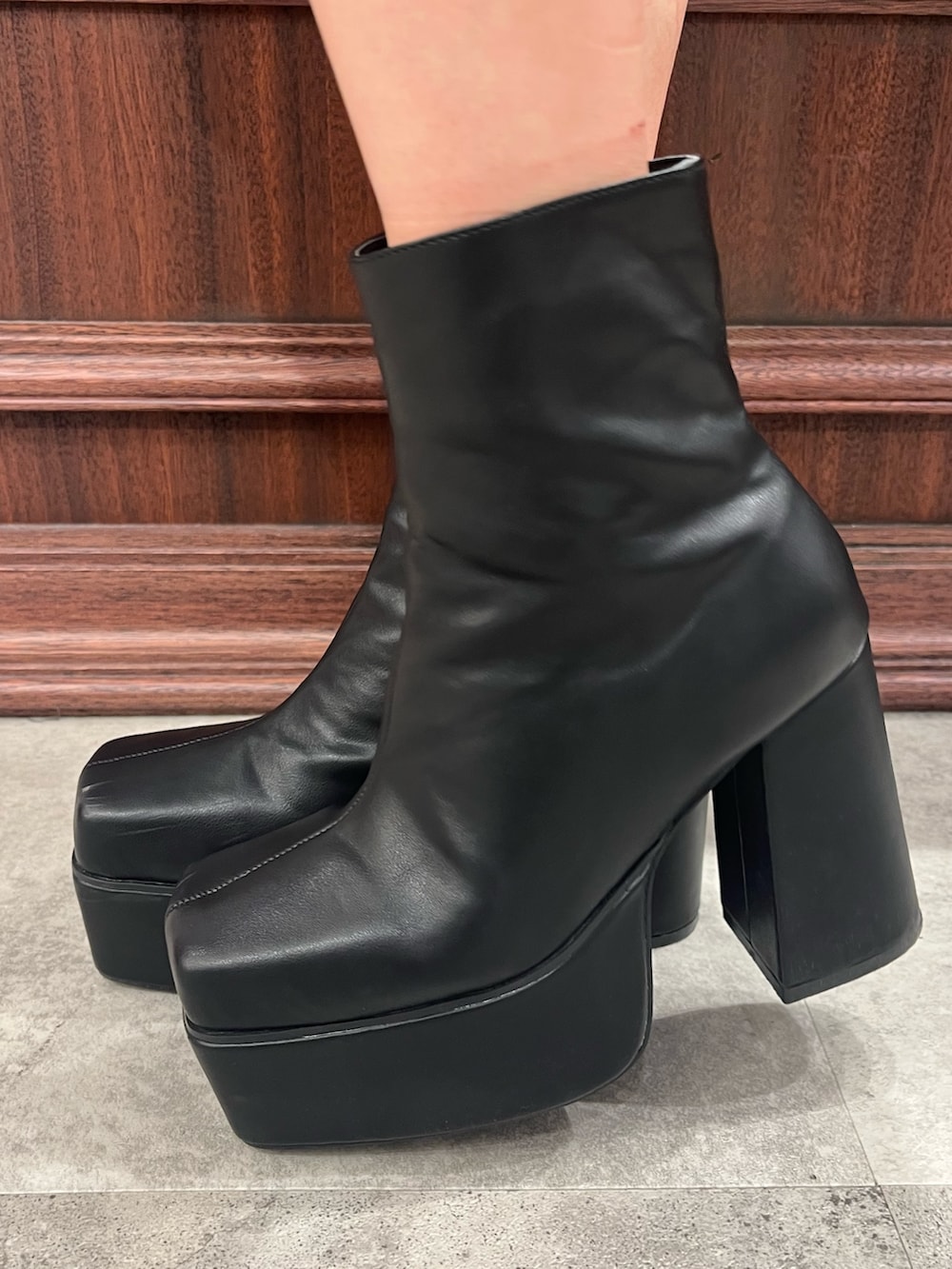 ブルー系のブルゾン、ブルー系のデニムパンツ、ブラック系のブーツを着用したレディースの秋コーディネートの6枚目の写真