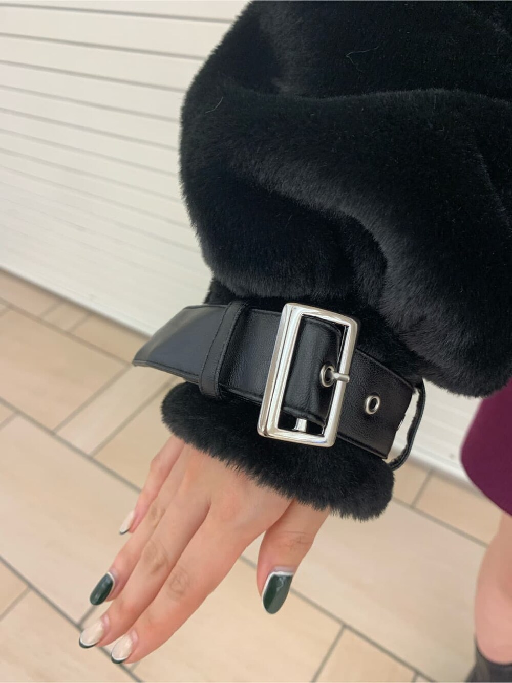 その他のハンドバッグ、パープル系のワンピース、ブラック系のブーツを着用したレディースの秋コーディネートの4枚目の写真