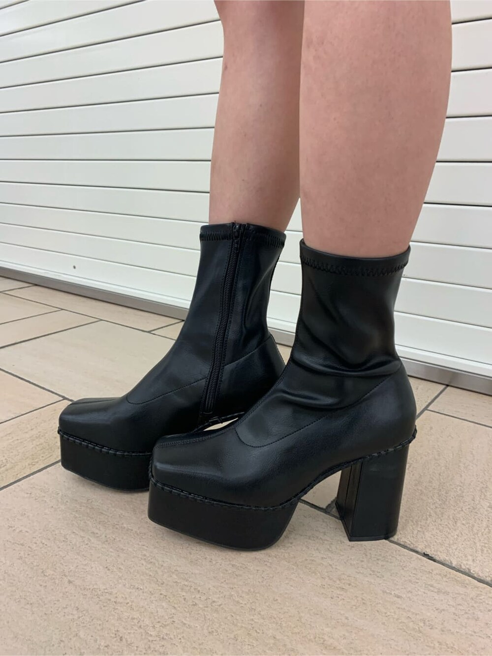 その他のハンドバッグ、パープル系のワンピース、ブラック系のブーツを着用したレディースの秋コーディネートの3枚目の写真