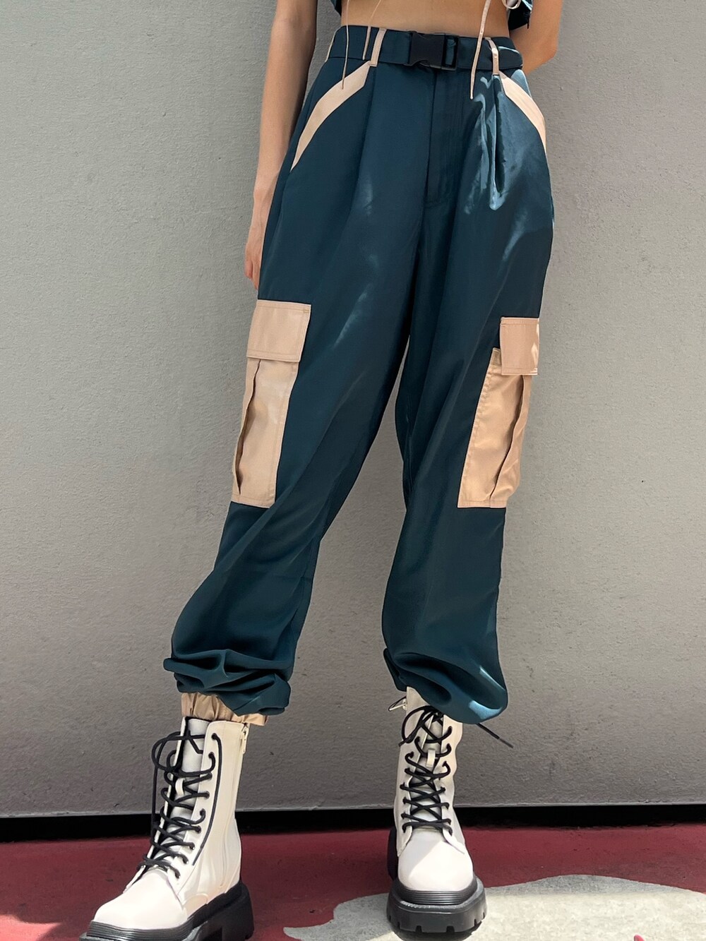 グリーン系のその他パンツ、ブルー系のキャミソール、ブラック系のブーツを着用したレディースの夏コーディネートの9枚目の写真