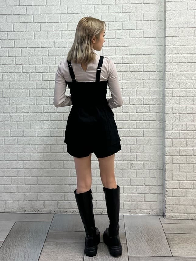 ブラック系のブーツ、ブラック系のハンドバッグ、ホワイト系のTシャツ/カットソーを着用したレディースの秋コーディネートの2枚目の写真