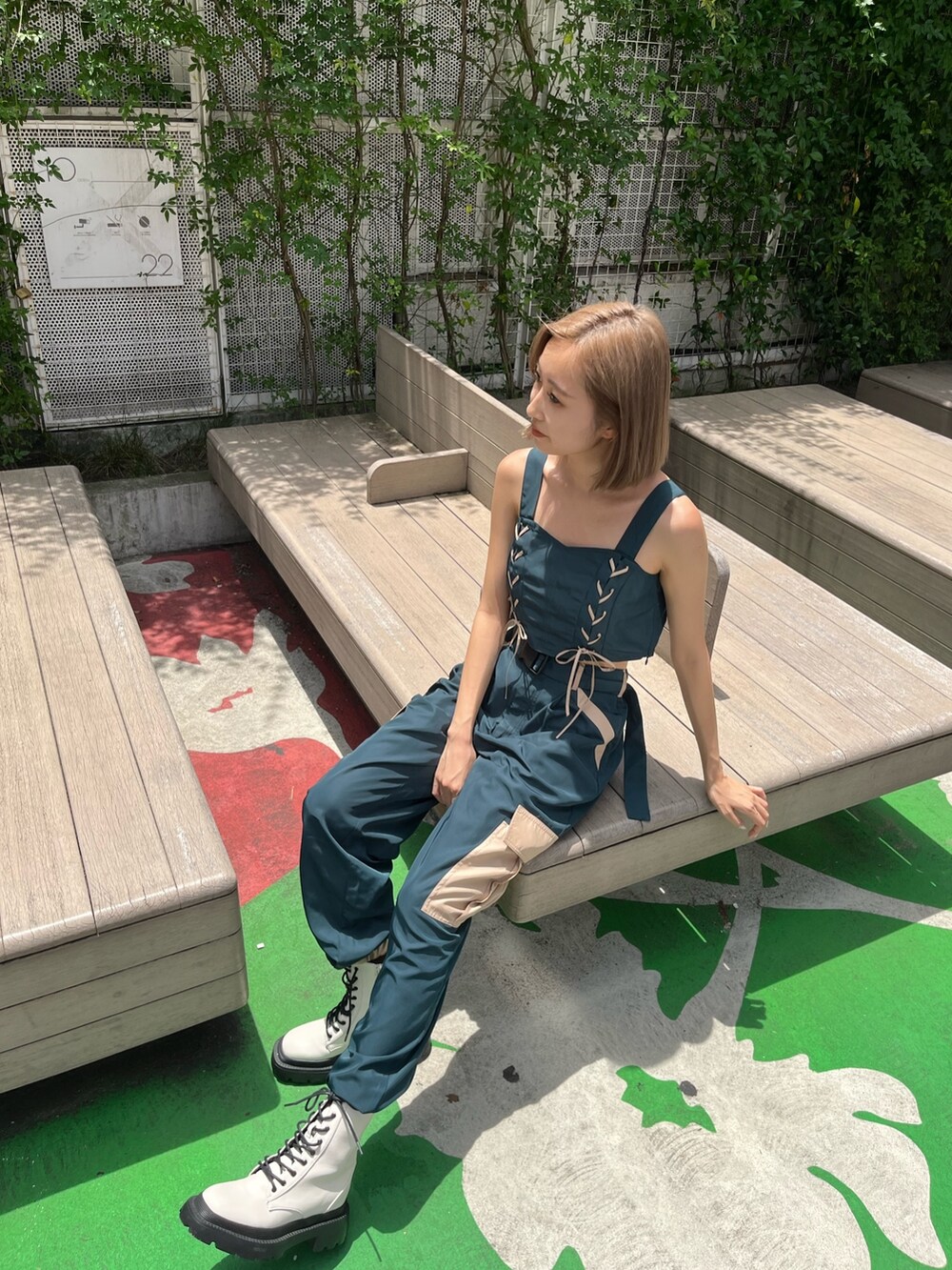 グリーン系のその他パンツ、ブルー系のキャミソール、ブラック系のブーツを着用したレディースの夏コーディネートの7枚目の写真