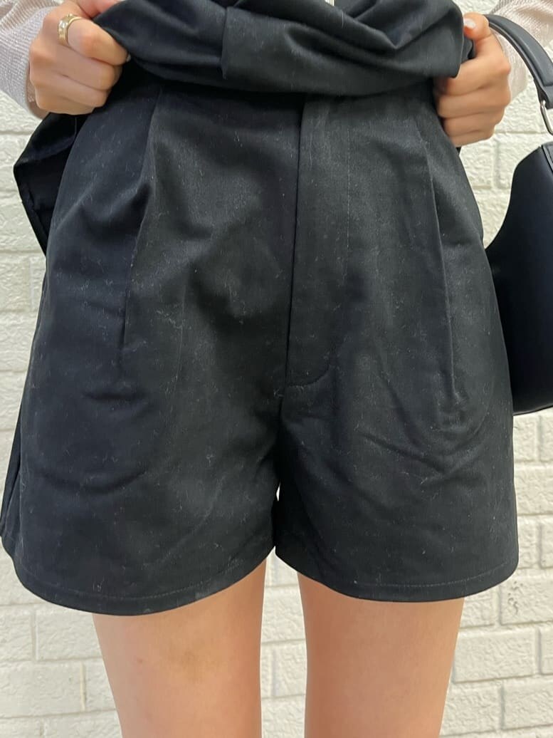 ブラック系のブーツ、ブラック系のハンドバッグ、ホワイト系のTシャツ/カットソーを着用したレディースの秋コーディネートの6枚目の写真