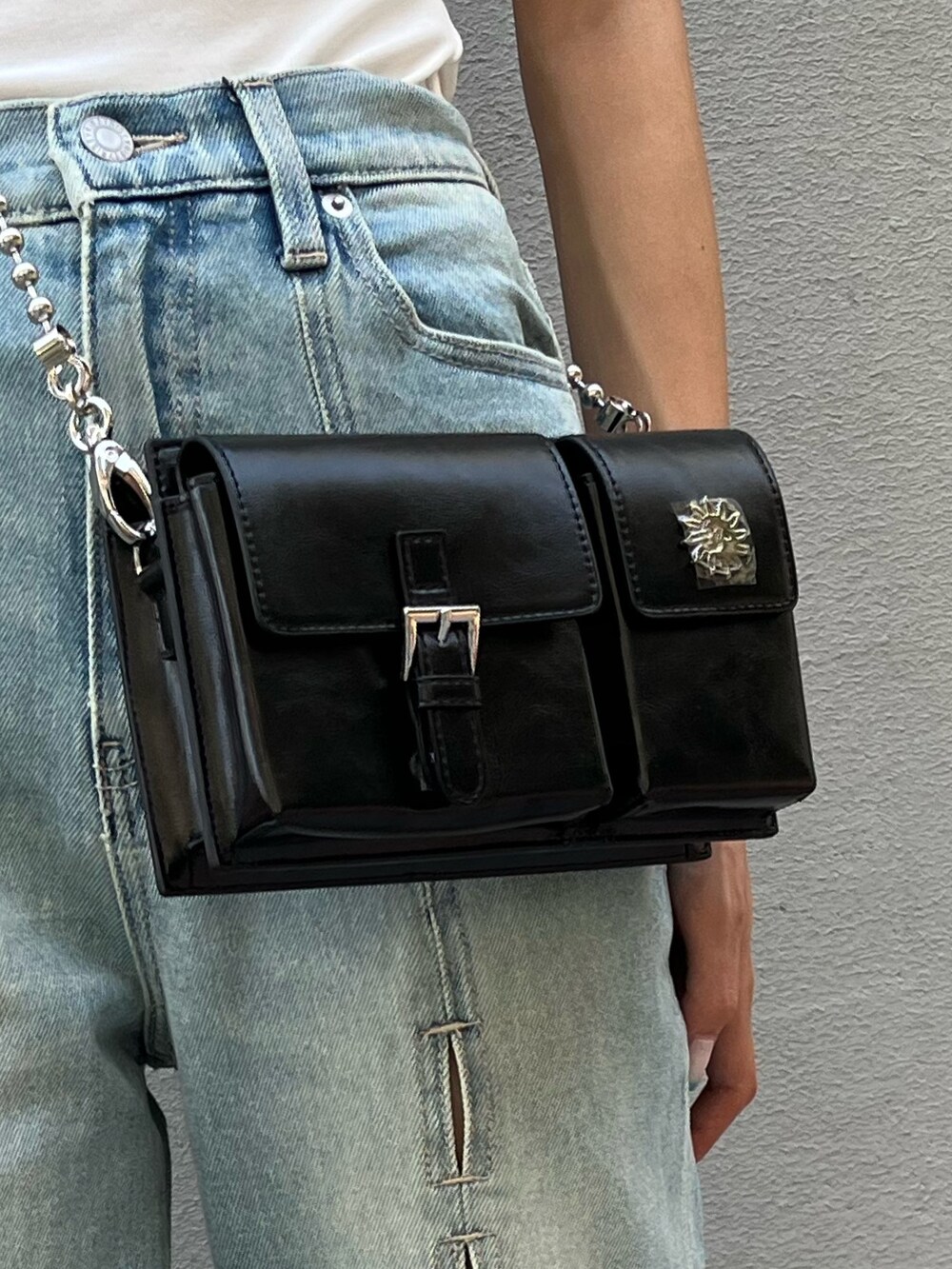 ホワイト系のサンダル、ブラック系のショルダーバッグ、ホワイト系のキャミソールを着用したレディースの夏コーディネートの6枚目の写真