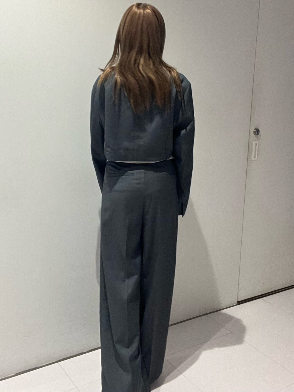 グレー系のテーラードジャケット、ブラック系のTシャツ/カットソー、グレー系のその他パンツを着用したレディースの秋コーディネートの3枚目の写真