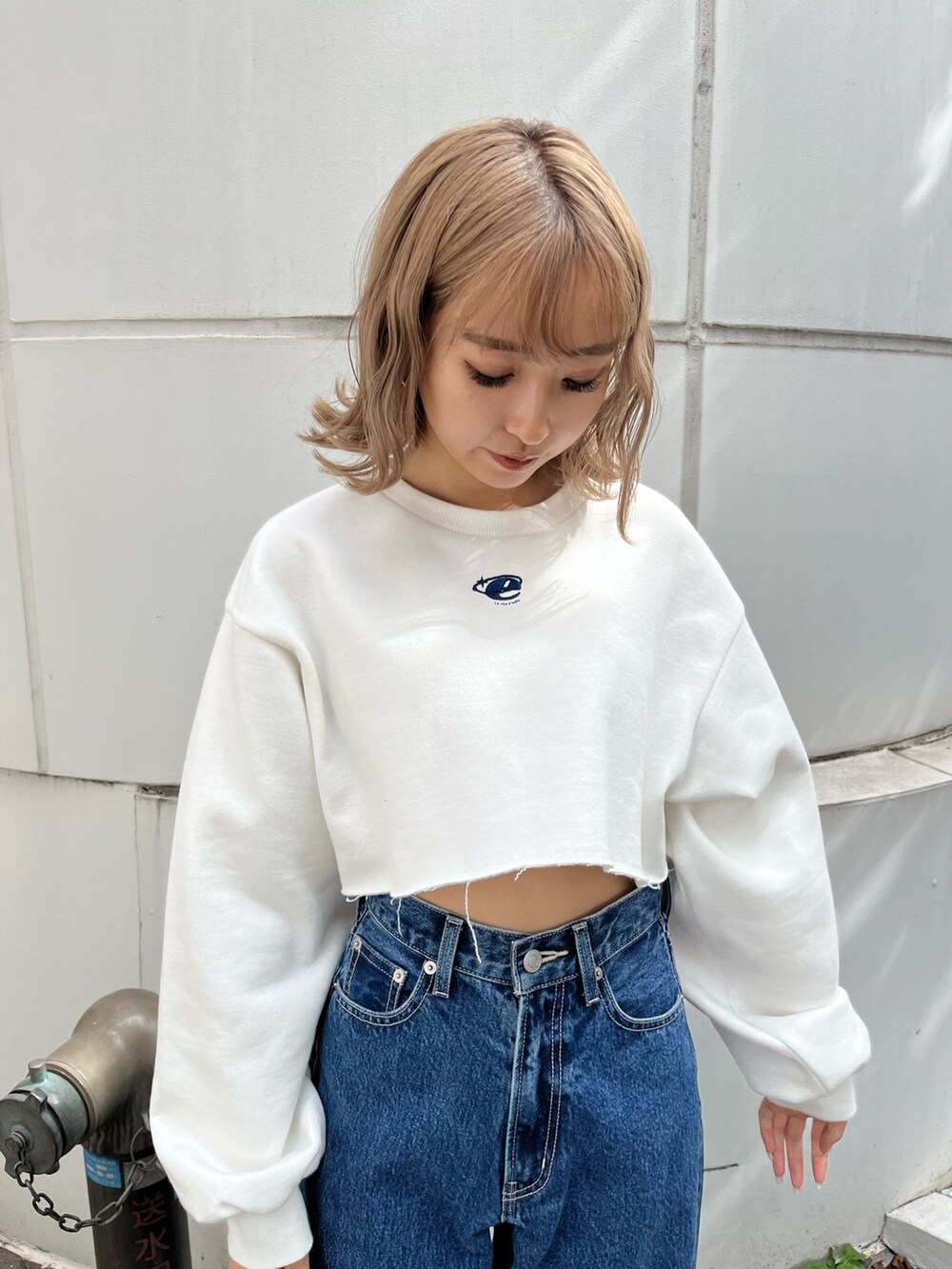 ブラック系のショルダーバッグ、ホワイト系のブーツ、ホワイト系のスウェットを着用したレディースの秋コーディネートの6枚目の写真