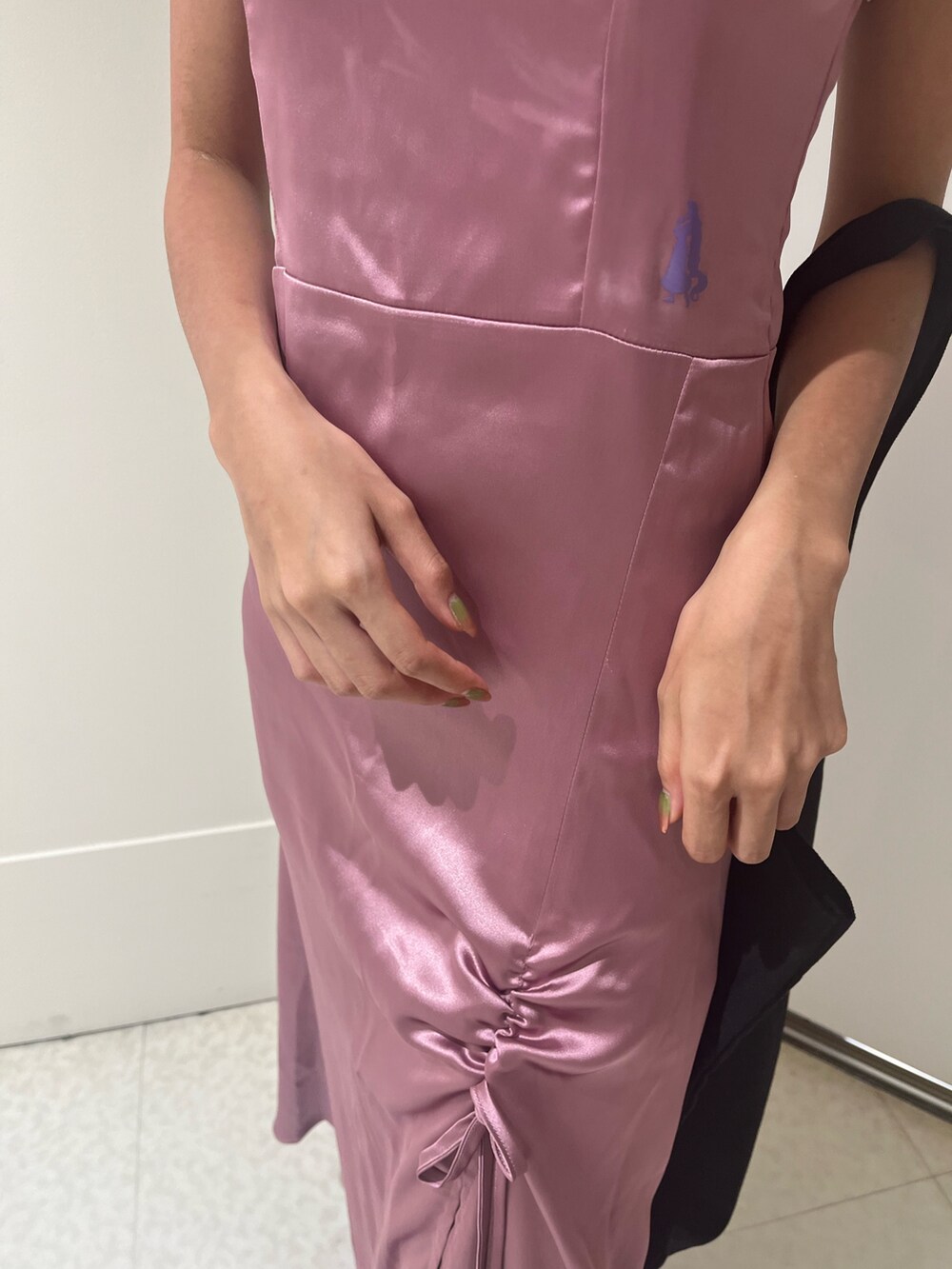 ピンク系のワンピース、ブラック系のトートバッグ、シルバー系のブーツを着用したレディースの夏コーディネートの3枚目の写真