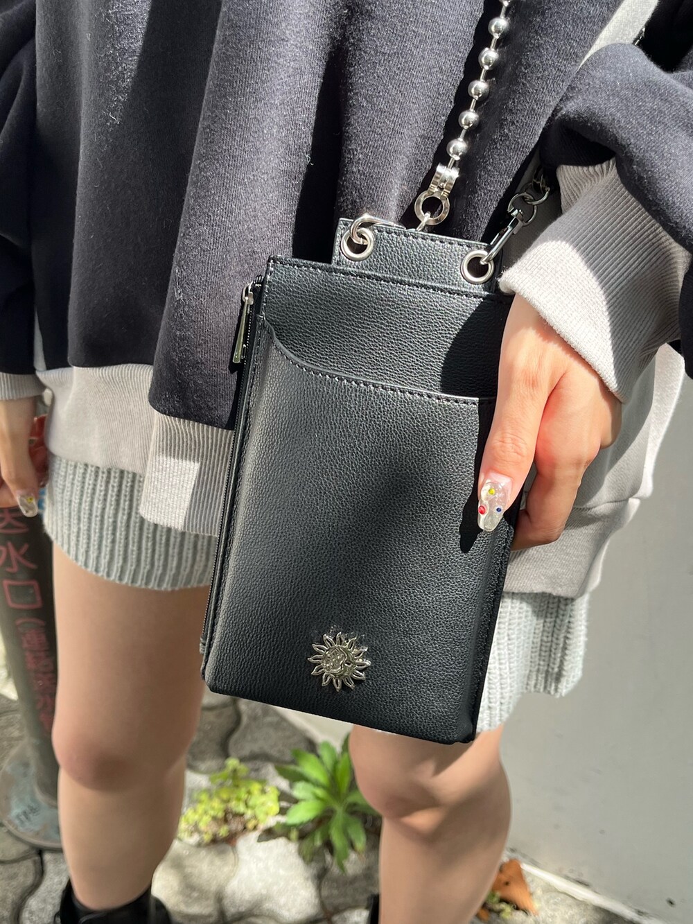 ブラック系のショルダーバッグ、グレー系のその他パンツ、ブラック系のスウェットを着用したレディースの秋コーディネートの5枚目の写真