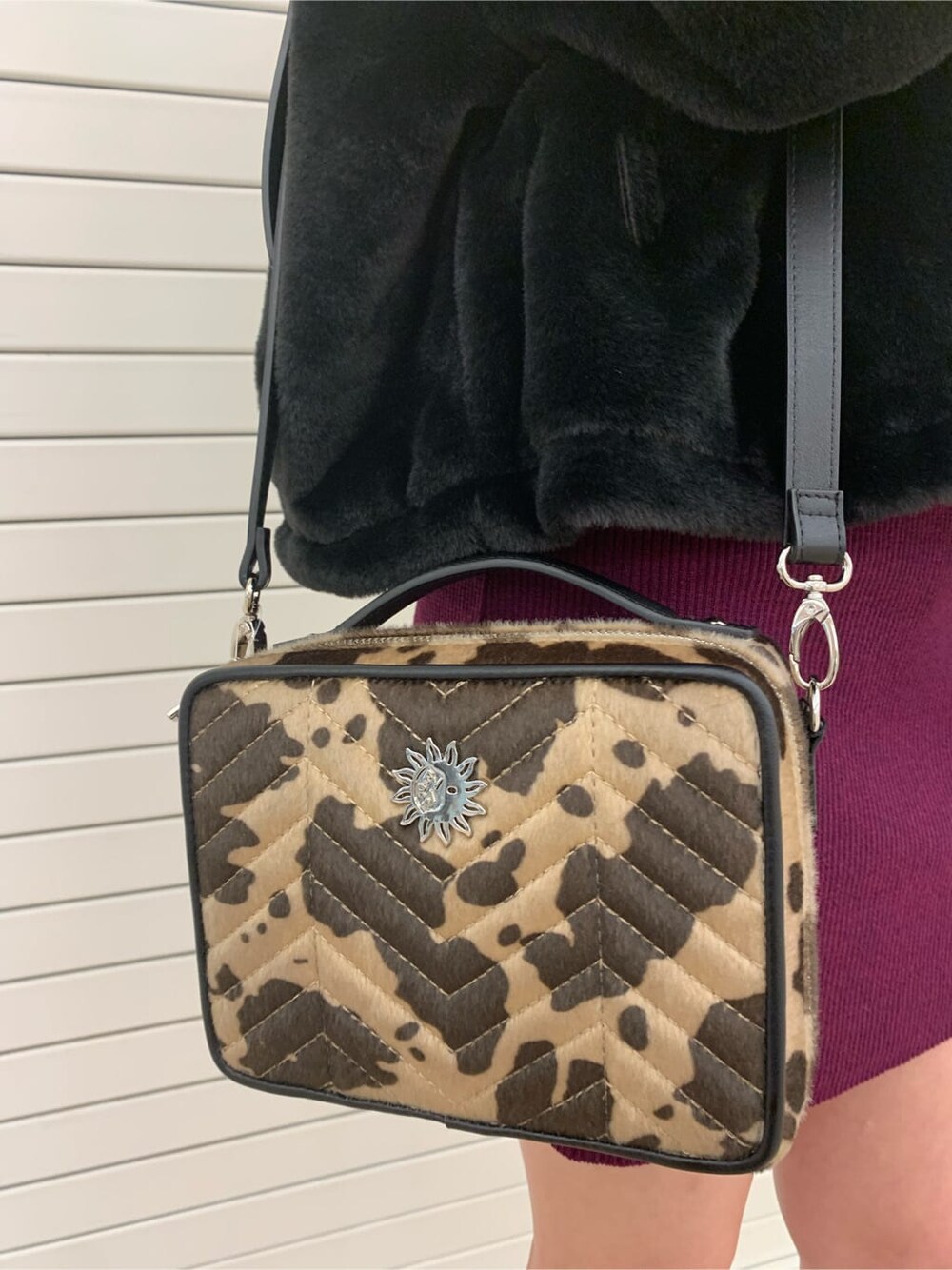 その他のハンドバッグ、パープル系のワンピース、ブラック系のブーツを着用したレディースの秋コーディネートの5枚目の写真