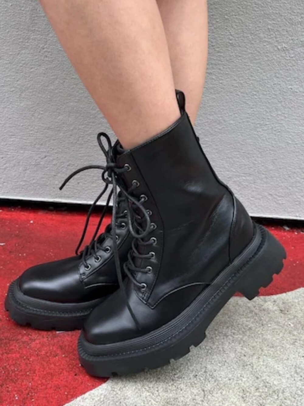 ベージュ系のワンピース、ブラック系のブーツ、レッド系のショルダーバッグを着用したレディースの夏コーディネートの7枚目の写真