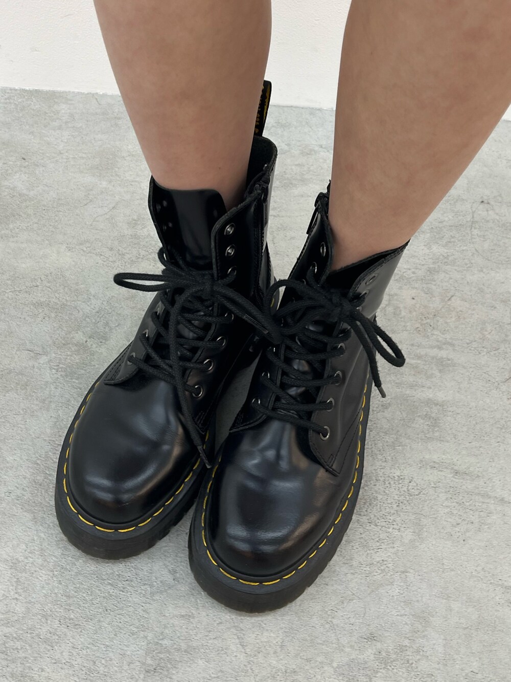 ブルー系のデニムパンツ、ピンク系のニット/セーター、ブラック系のボストンバッグを着用したレディースの春コーディネートの8枚目の写真