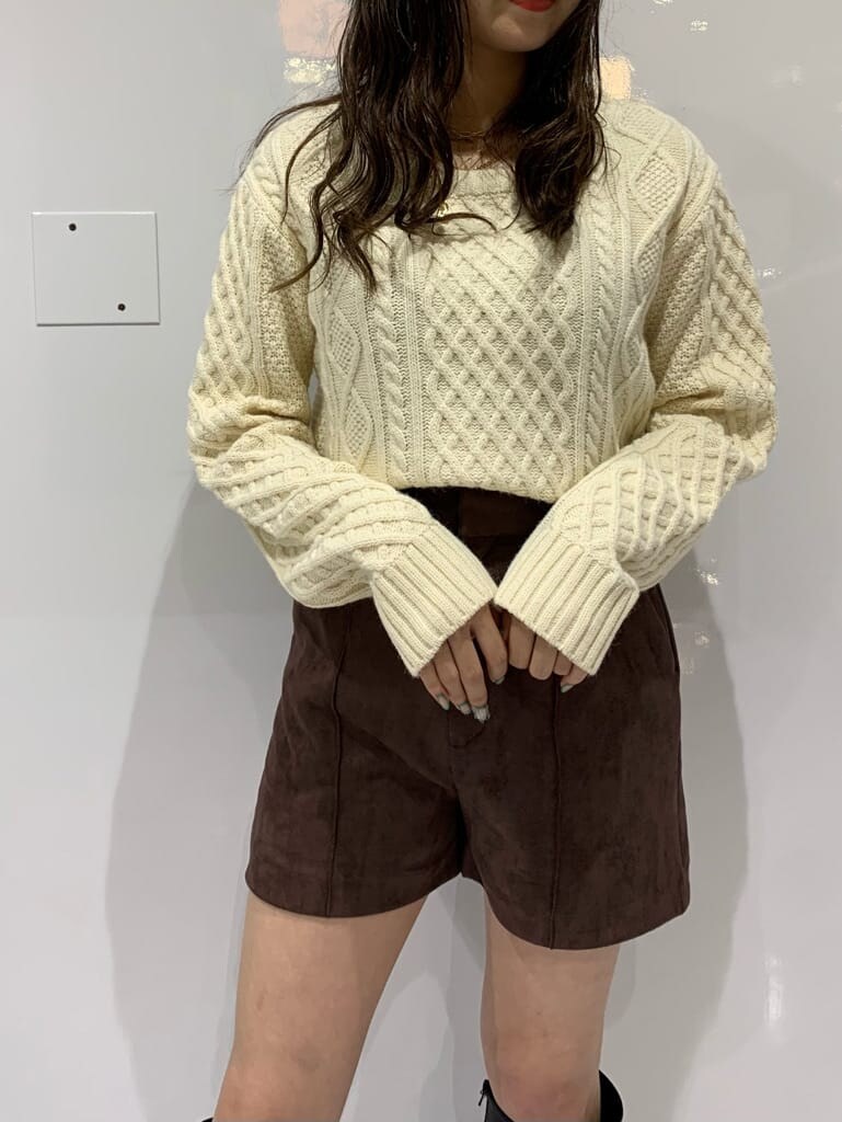 ブラウン系のその他パンツ、ホワイト系のブルゾン、ブラック系のブーツを着用したレディースの冬コーディネートの2枚目の写真