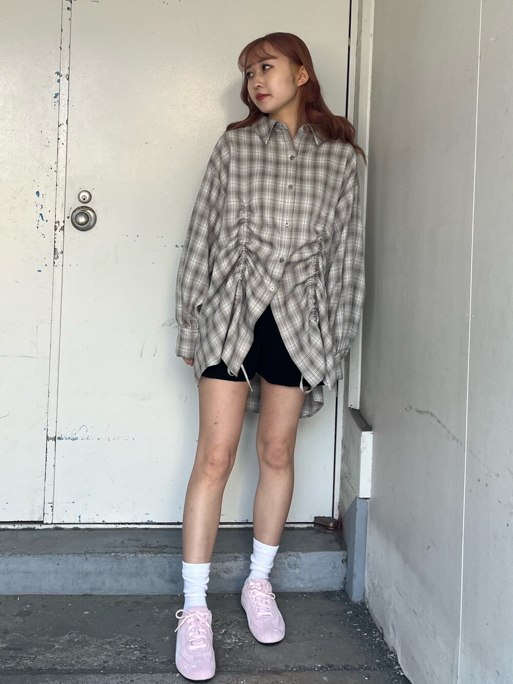 グレー系のシャツ/ブラウス、ピンク系のスニーカー、ブラック系のその他パンツを着用したレディースの冬コーディネートの7枚目の写真