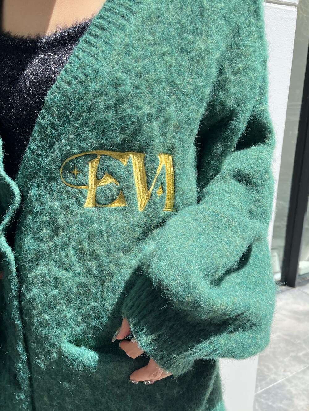 ブラック系のブーツ、ブラック系のショルダーバッグ、グリーン系のカーディガン/ボレロを着用したレディースの秋コーディネートの8枚目の写真