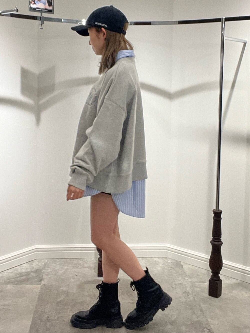 ホワイト系のシャツ/ブラウス、ホワイト系のスウェット、シルバー系のブーツを着用したレディースの春コーディネートの4枚目の写真