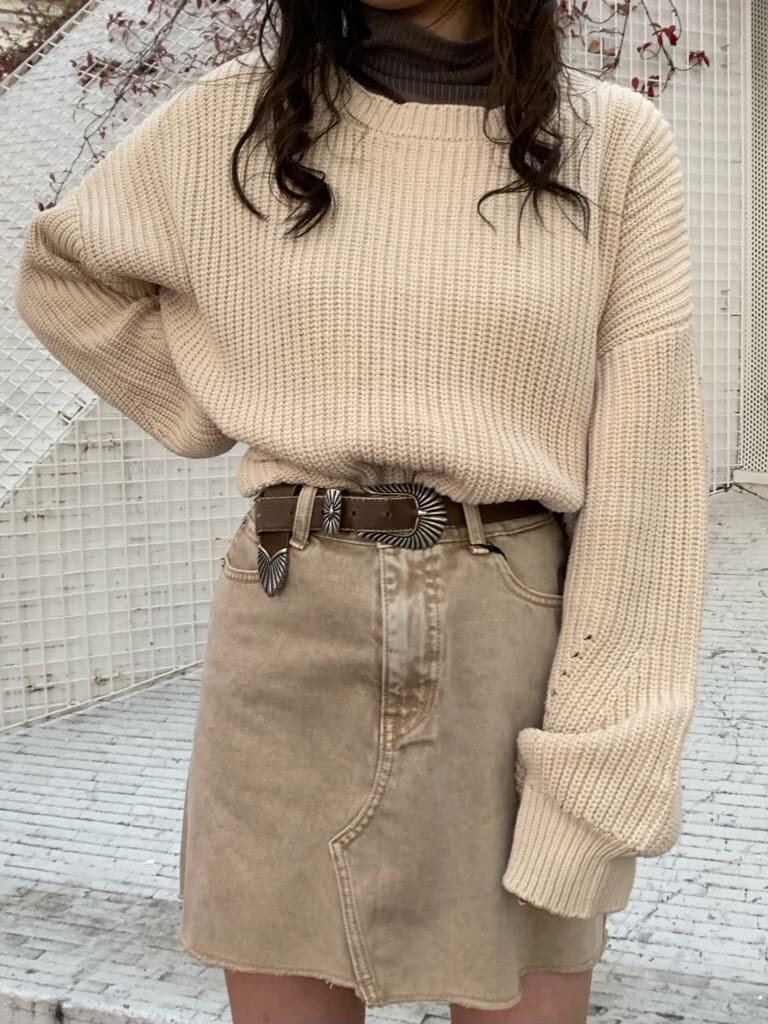 ブラウン系のブーツ、ベージュ系のTシャツ/カットソー、ホワイト系のトレンチコートを着用したレディースの冬コーディネートの4枚目の写真