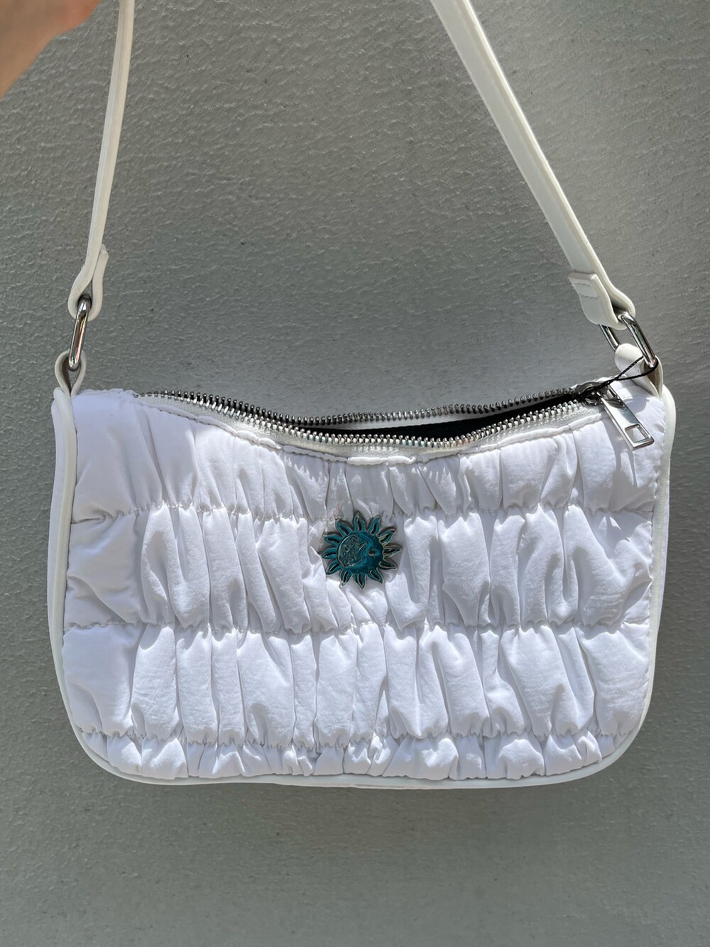 ホワイト系のサンダル、ブラック系のワンピースを着用したレディースの夏コーディネートの10枚目の写真