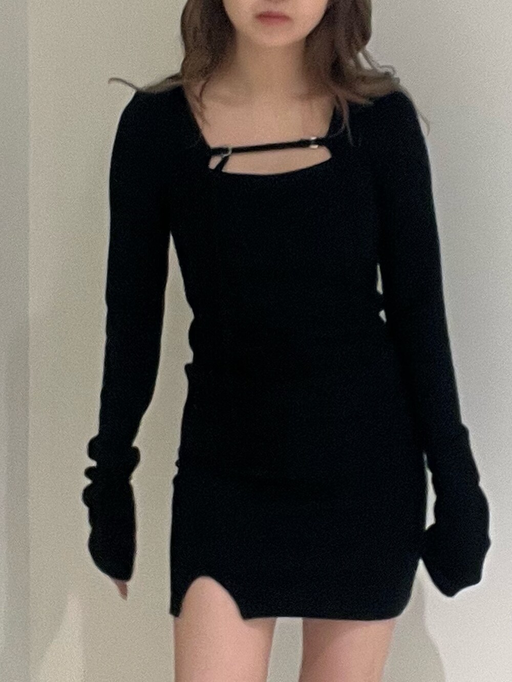 ブラック系のワンピース、ブラック系のブーツを着用したレディースの春コーディネートの7枚目の写真